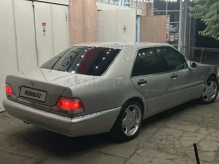 Mercedes-Benz S 320 1996 года за 13 500 000 тг. в Тараз – фото 2