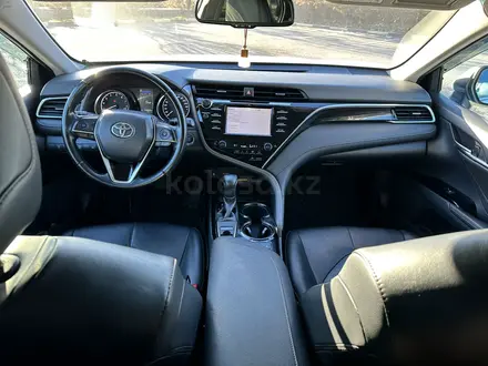 Toyota Camry 2019 года за 13 900 000 тг. в Шымкент – фото 17