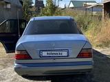 Mercedes-Benz E 220 1994 года за 1 880 000 тг. в Алматы – фото 5