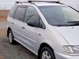 Volkswagen Sharan 1997 года за 1 900 000 тг. в Уральск – фото 2