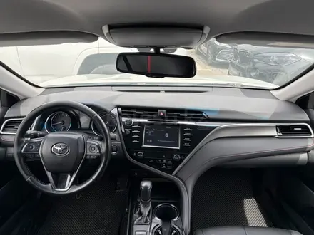 Toyota Camry 2020 года за 13 500 000 тг. в Алматы – фото 3