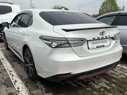 Toyota Camry 2020 года за 13 500 000 тг. в Алматы – фото 2