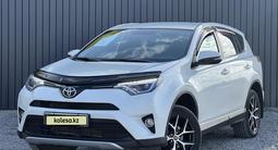 Toyota RAV4 2017 года за 11 750 000 тг. в Актобе