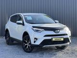 Toyota RAV4 2017 года за 11 750 000 тг. в Актобе – фото 3