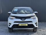 Toyota RAV4 2017 года за 11 750 000 тг. в Актобе – фото 2