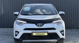 Toyota RAV4 2017 года за 11 750 000 тг. в Актобе – фото 2