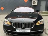 BMW 750 2011 года за 13 250 000 тг. в Алматы – фото 2