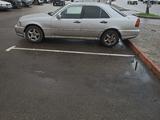 Mercedes-Benz C 180 1994 года за 1 500 000 тг. в Петропавловск – фото 2