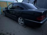 Mercedes-Benz E 240 1998 годаүшін950 000 тг. в Актобе – фото 2