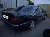 Mercedes-Benz E 240 1998 годаүшін950 000 тг. в Актобе – фото 3