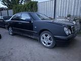Mercedes-Benz E 240 1998 годаүшін950 000 тг. в Актобе – фото 5