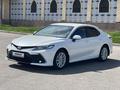 Toyota Camry 2021 года за 14 100 000 тг. в Тараз – фото 2