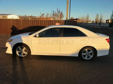 Toyota Camry 2013 года за 9 300 000 тг. в Актобе – фото 4