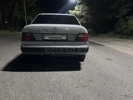 Mercedes-Benz E 230 1992 года за 2 100 000 тг. в Талдыкорган – фото 3