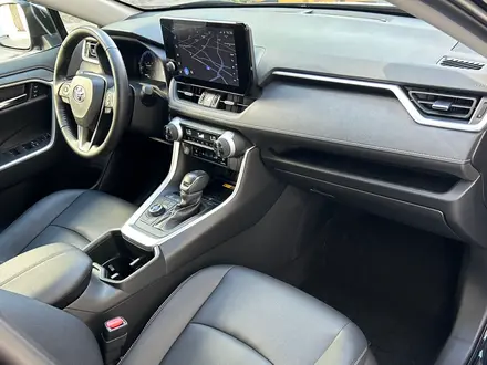 Toyota RAV4 Luxe+ 2023 года за 18 390 000 тг. в Алматы – фото 19