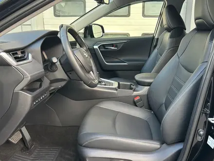 Toyota RAV4 Luxe+ 2023 года за 18 390 000 тг. в Алматы – фото 15