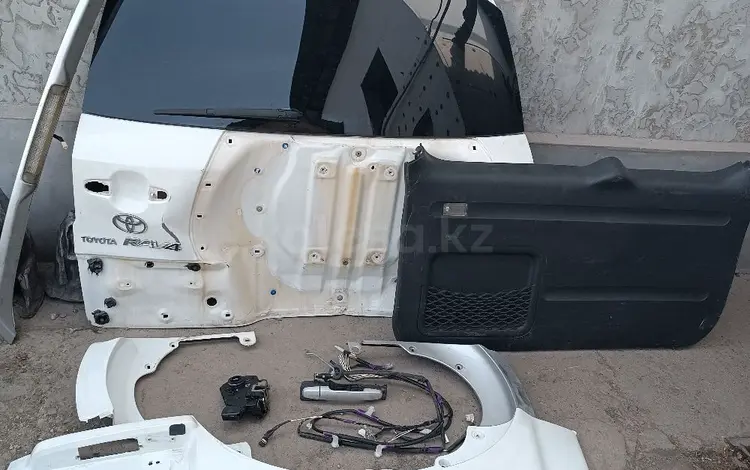 Стекло накладки задней крышки багажника RAV 4 за 35 000 тг. в Алматы