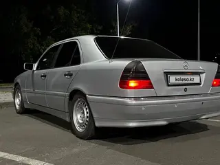 Mercedes-Benz C 230