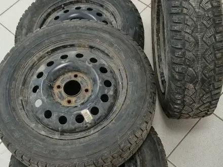 Шиповка 195/65R15 на дисках Ford за 10 000 тг. в Уральск – фото 2