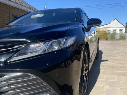 Toyota Camry 2019 года за 12 500 000 тг. в Астана – фото 2