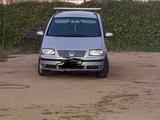 Volkswagen Sharan 2001 годаүшін2 800 000 тг. в Актобе