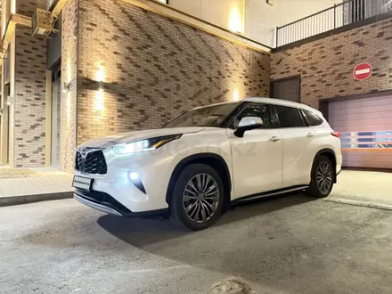 Toyota Highlander 2021 года за 27 000 000 тг. в Атырау