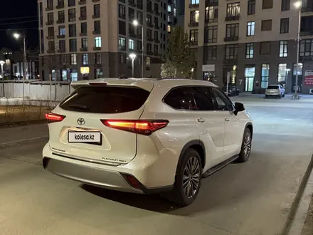Toyota Highlander 2021 года за 27 000 000 тг. в Атырау – фото 2