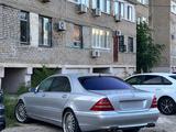 Mercedes-Benz S 320 1999 года за 2 500 000 тг. в Атырау – фото 2