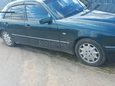 Mercedes-Benz E 230 1998 года за 2 650 000 тг. в Караганда – фото 2