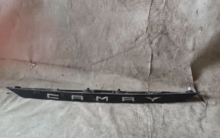 Накладка на крышку багажника Toyota Camry 70 за 15 000 тг. в Караганда