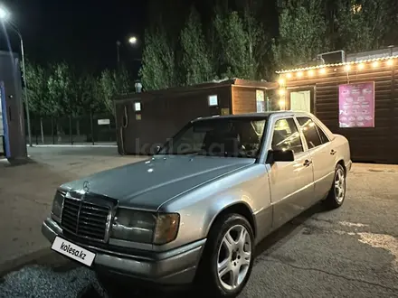 Mercedes-Benz E 260 1989 года за 1 900 000 тг. в Астана – фото 2