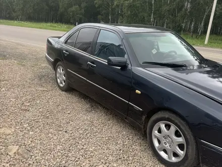 Mercedes-Benz E 320 1996 года за 2 100 000 тг. в Петропавловск – фото 6