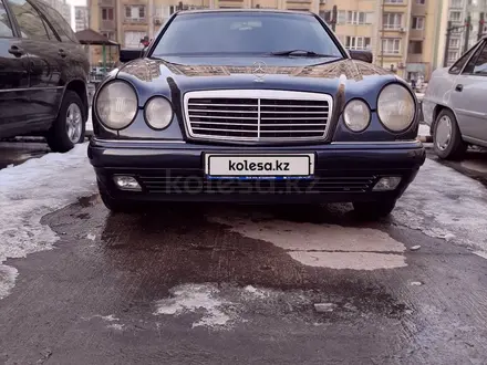 Mercedes-Benz E 230 1996 года за 3 500 000 тг. в Алматы