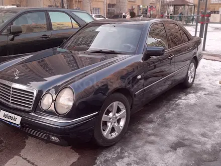 Mercedes-Benz E 230 1996 года за 3 500 000 тг. в Алматы – фото 2