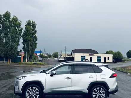 Toyota RAV4 2019 года за 15 100 000 тг. в Актобе – фото 3