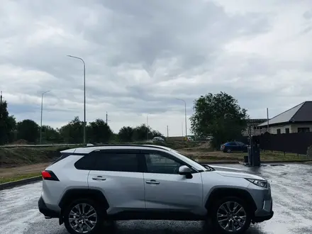 Toyota RAV4 2019 года за 15 100 000 тг. в Актобе – фото 2