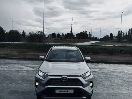 Toyota RAV4 2019 года за 15 100 000 тг. в Актобе