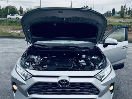 Toyota RAV4 2019 года за 15 100 000 тг. в Актобе – фото 35