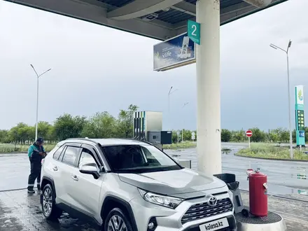 Toyota RAV4 2019 года за 15 100 000 тг. в Актобе – фото 41