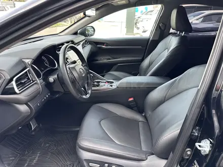 Toyota Camry Prestige 2018 года за 11 990 000 тг. в Алматы – фото 16