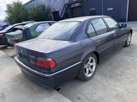 BMW 750 1998 года за 4 000 000 тг. в Атырау – фото 3