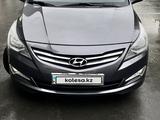 Hyundai Solaris 2014 года за 4 100 000 тг. в Атырау – фото 2