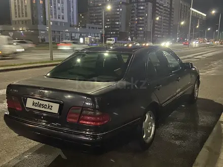 Mercedes-Benz E 240 1998 года за 3 000 000 тг. в Астана – фото 4