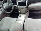 Toyota Camry 2010 года за 7 500 000 тг. в Уральск – фото 2