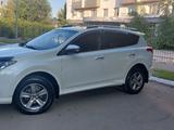 Toyota RAV4 2015 года за 9 300 000 тг. в Уральск – фото 2
