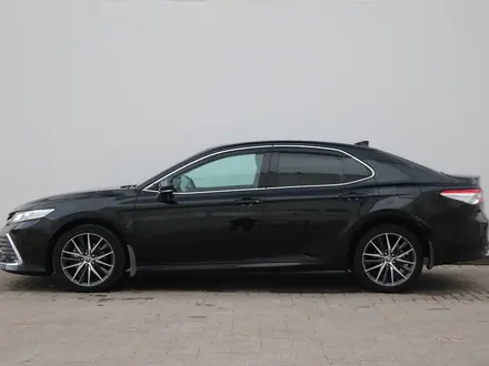 Toyota Camry 2021 года за 15 550 000 тг. в Астана – фото 2