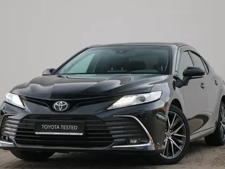 Toyota Camry 2021 года за 15 550 000 тг. в Астана