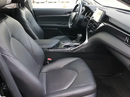 Toyota Camry 2021 года за 15 550 000 тг. в Астана – фото 13