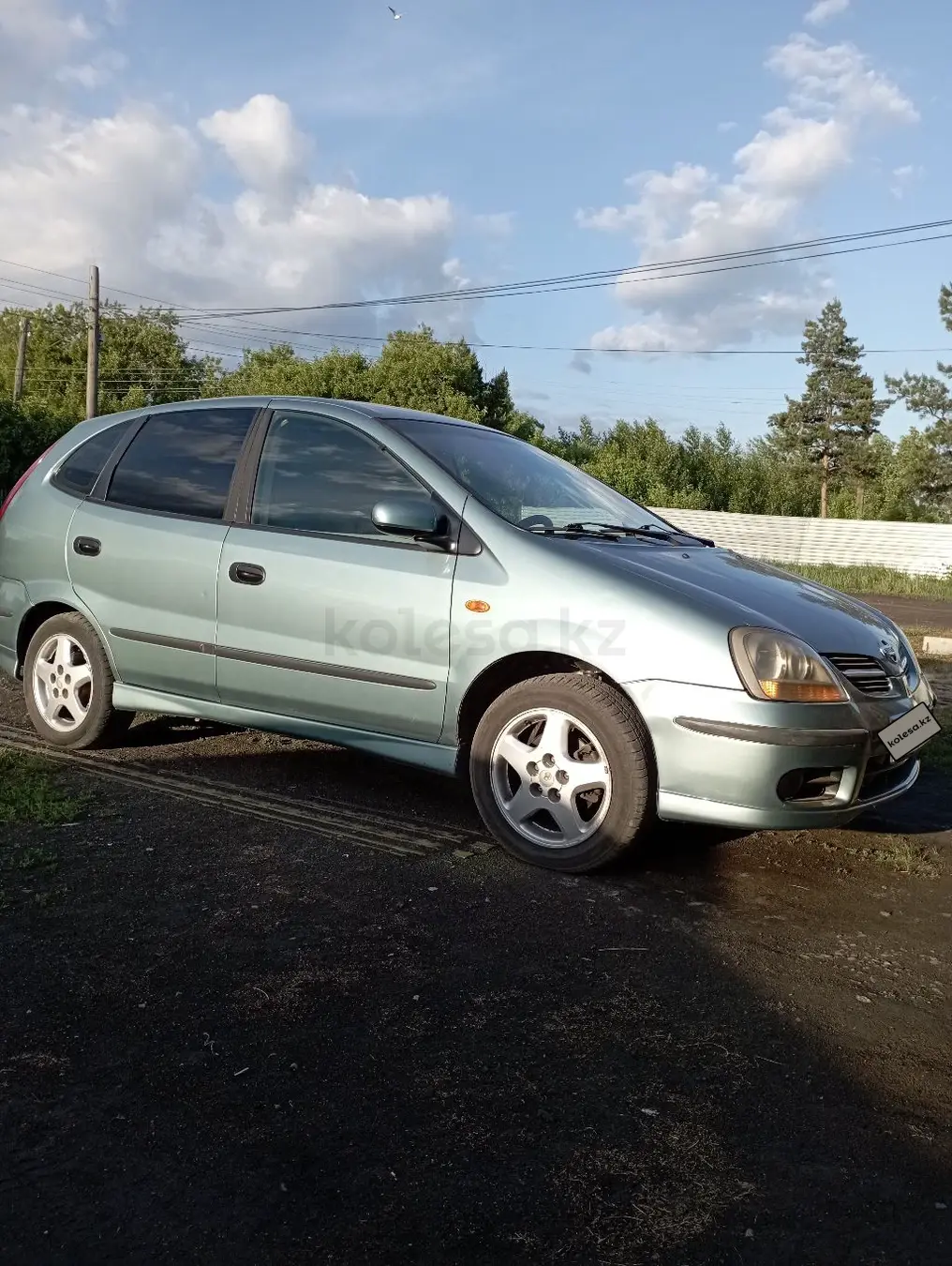 Nissan Tino, 2001