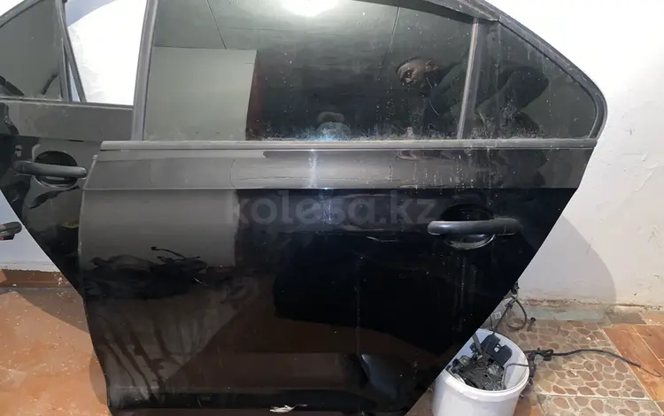 Двери на Шкода Рапид за 1 000 тг. в Алматы